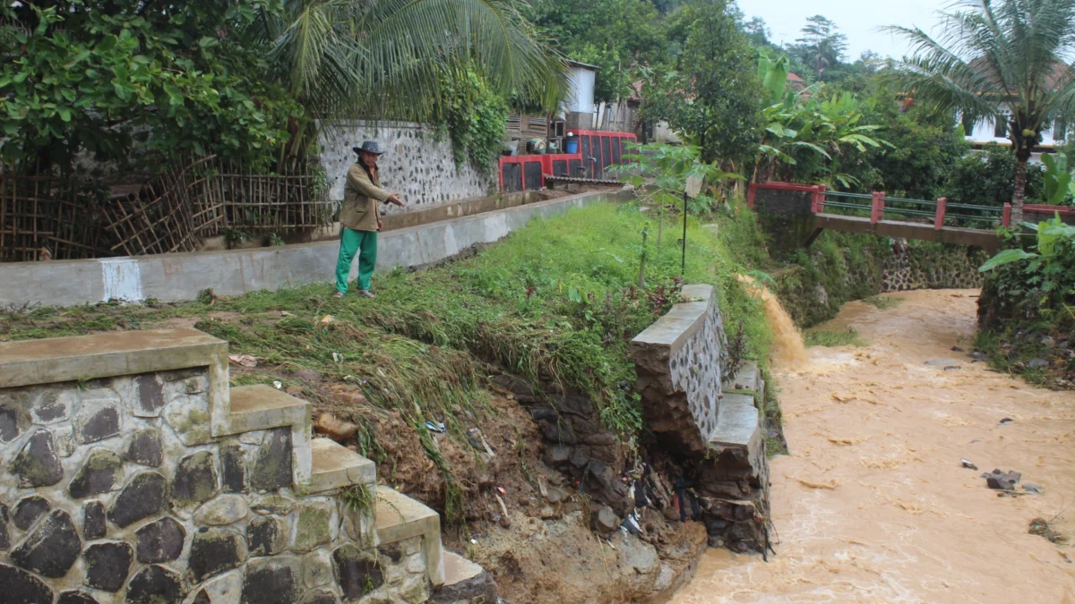 Cerita Warga Cihideung Cisalak Ketika Luapan Air Sungai Masuk Ke Pemukiman