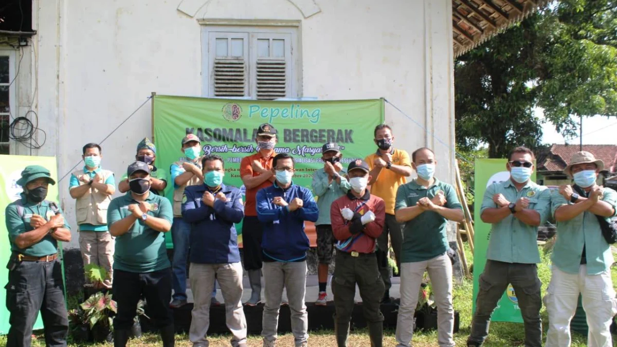 Pepeling Subang Indonesia Bersihkan Jalur Jalancagak-Kasomalang