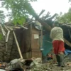 Rumah Lapuk yang Ditempati oleh Empat Orang Yatim Piatu Di Karawang Roboh