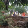 Diduga Tak Kuat Menahan Beban dan Tanah Labil Jembatan di Dawuan Kidul Ambrol