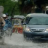 Tips Aman Berkendara Menerobos Jalur Banjir