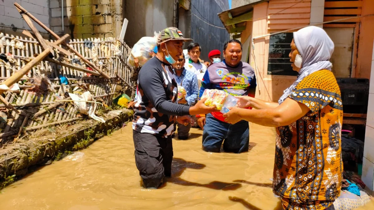 Sejak Tiga Hari Lalu Laskar Garda Bangsa Terus Membantu Korban Banjir Pamanukan