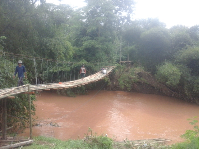 Roboh Diterjang Banjir, Jembatan Gantung Angsana Desa Mekarwangi Dibangun Kembali