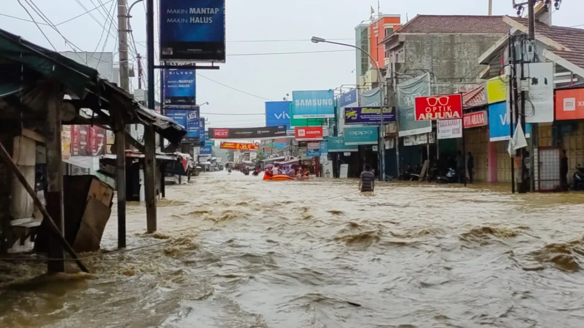 Banjir 2014 Kembali Terulang: Jalur Pantura Lumpuh, Jalan seperti Sungai