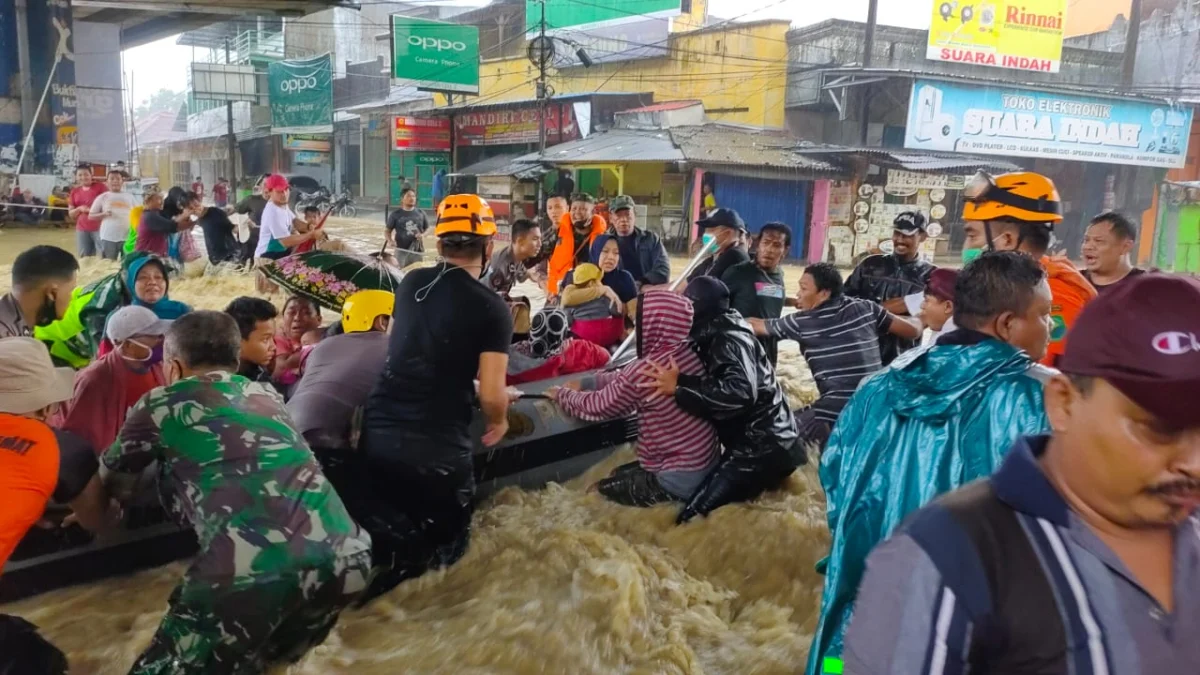 Banjir Pantura Makin Gawat, Petugas Kesulitan Evakuasi karena Arus Deras