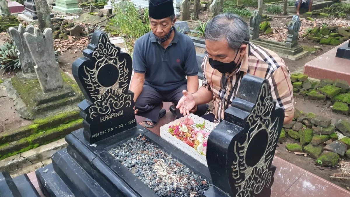 Kapolda Jabar Berterima Kasih kepada Dr Aqua Dwipayana yang Ziarah ke Makam Orangtuanya