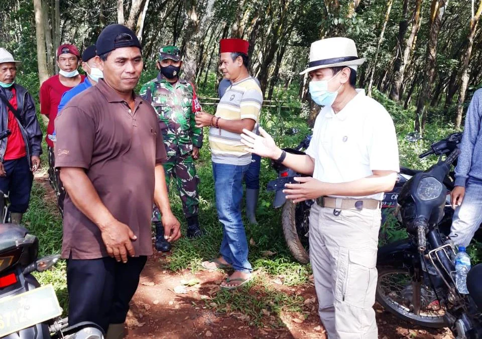 YUSUP SUPARMAN/PASUNDAN EKSPRES DISKUSI: Kepala Dispemdes Subang, Nana Mulyana berbicang dengan salah satu ketua RT di Desa Jalupang.
