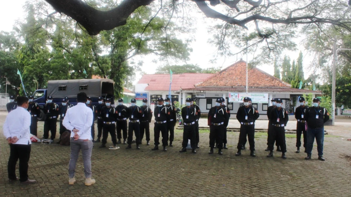 YOGI MIFTAHUL FAHMI/PASUNDAN EKSPRES PELATIHAN: Satpam Garda Pusakanagara Sejahtera mengikuti pelatihan di Alun-alun Kecamatan Pusakanagara