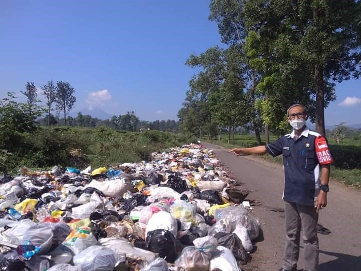 Kades Jalancagak Pilih Bersihkan Tumpukan Sampah daripada Cari Pelaku