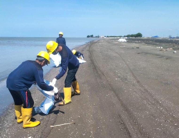 Pertamina Bersihkan Tumpahan Minyak di Pantai Karawang