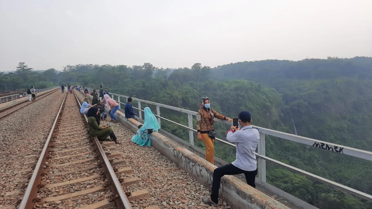 Jembatan KA Cisomang Jadi Spot Ngabuburit