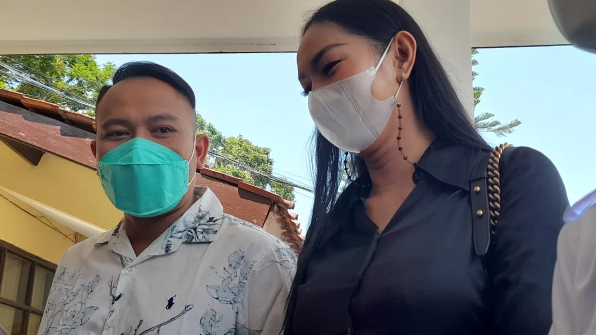Vicky Prasetyo didampingi istrinya Datangi Polres Subang, Ini Alasanya