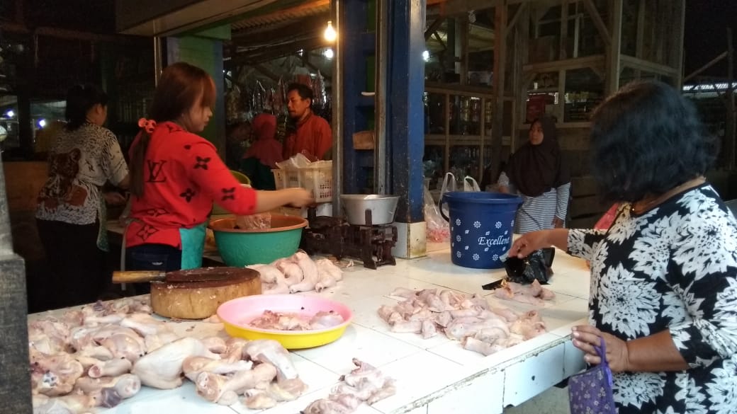 Warga Keukeuh Beli Daging Ayam Meski Harga Naik, Surnengsih: Buat Masak Opor 