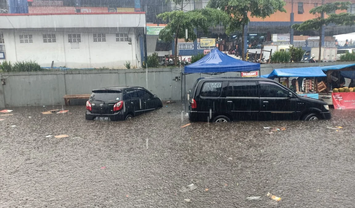 Diguyur Hujan Lebat, Pasar Panorama Lembang Banjir