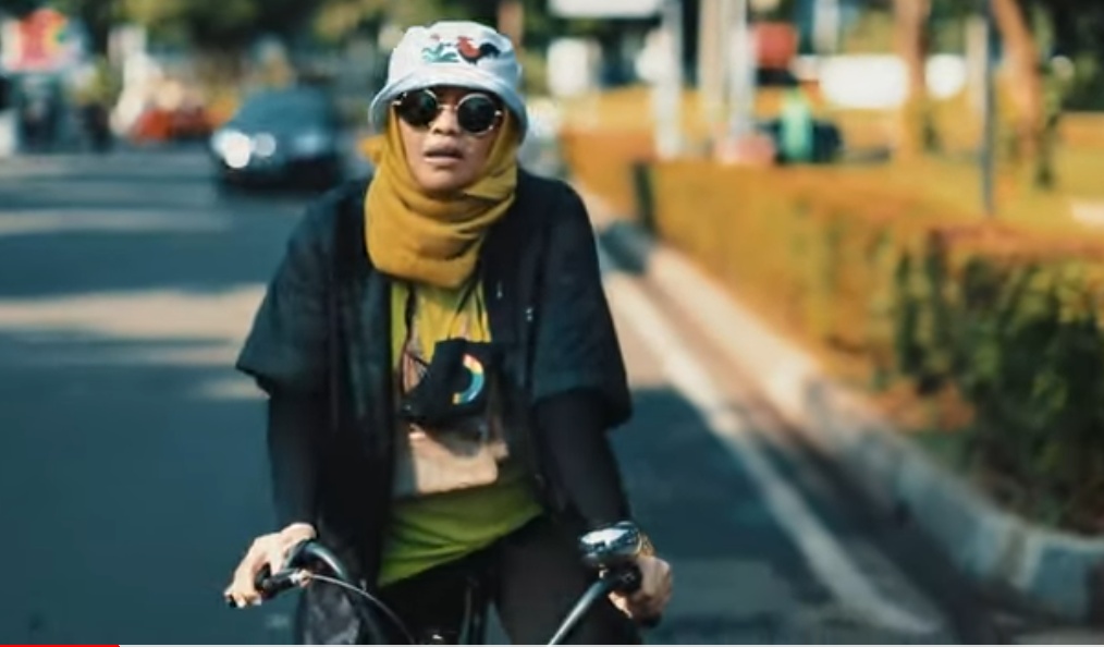 Shinta Priwit Rilis Lagu Baru Sambil Sepedaan dan Bakti Sosial