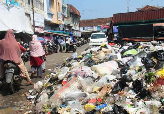 Tumpukan Sampah di Subang Akibat TPA Panembong Ditutup