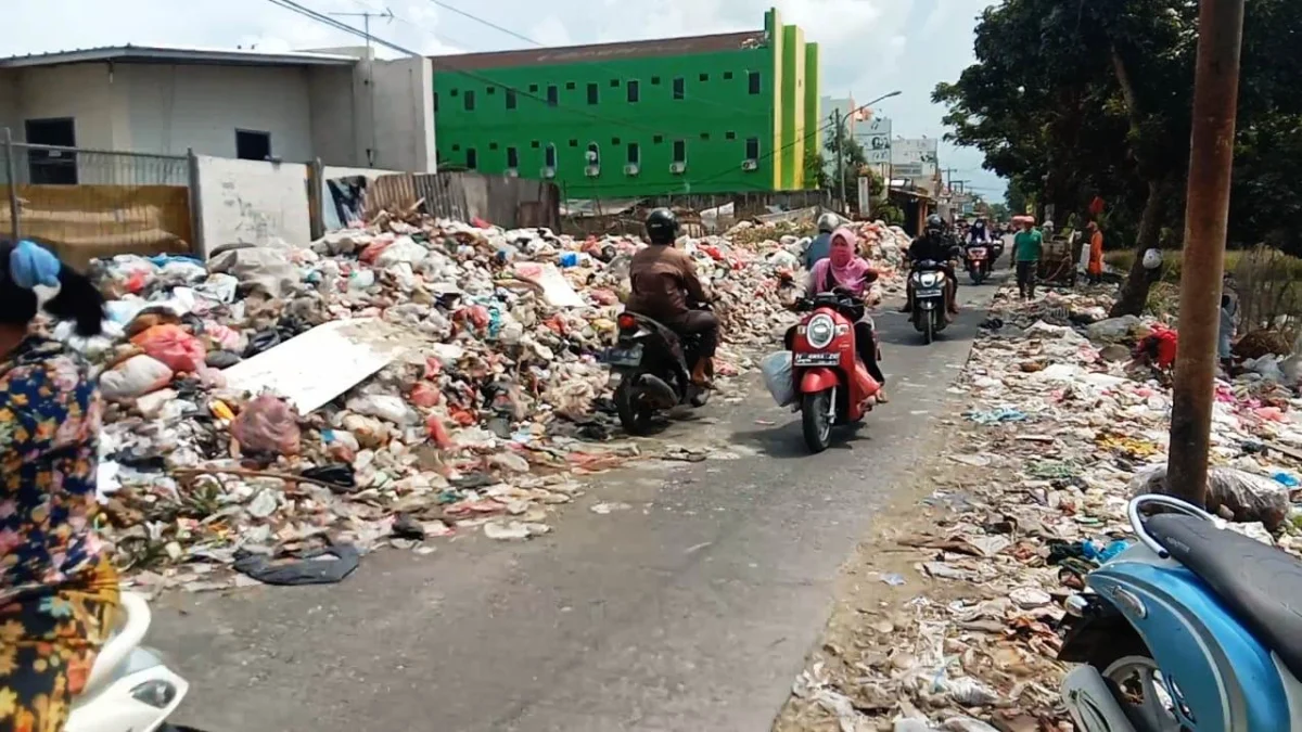 Sampah di Pamanukan Dibiarkan Berserakan ke Jalan