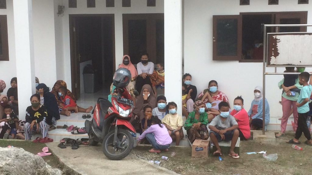 kebocoran gas caustic soda Desa Kutamekar Karawang
