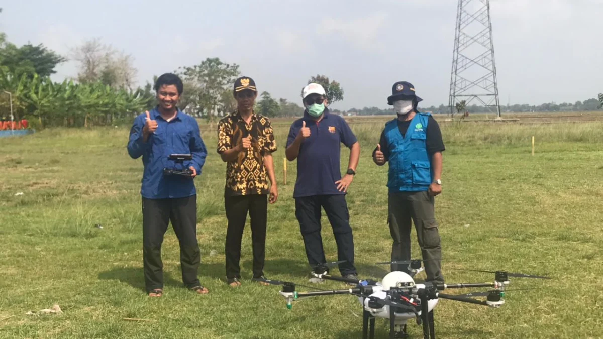 YOGI MIFTAHUL FAHMI PASUNDAN EKSPRES CANGGIH: Ujicoba teknologi pertanian terbaru drone untuk menyemprotkan cairan pupuk atau pestisida di lahan pertanian yang dilaksanakan di Desa Kiarasari