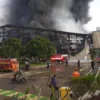 Breaking News! Gedung Perusahaan Makanan Siap Saji di Purwakarta Kebakaran Hebat