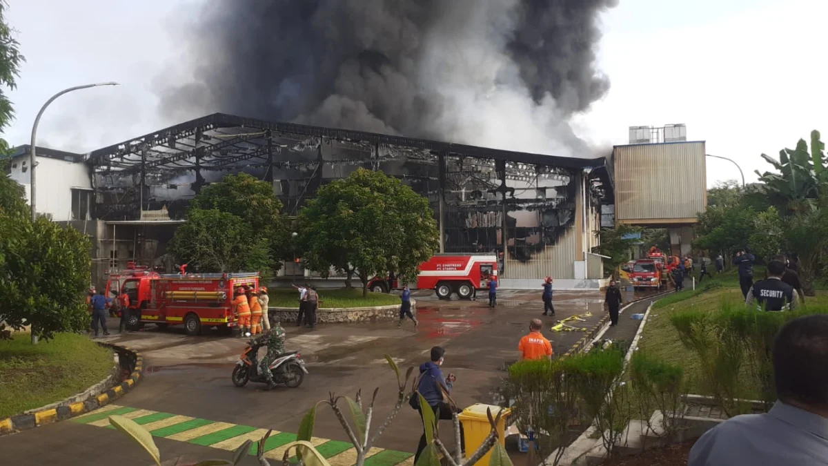 Breaking News! Gedung Perusahaan Makanan Siap Saji di Purwakarta Kebakaran Hebat