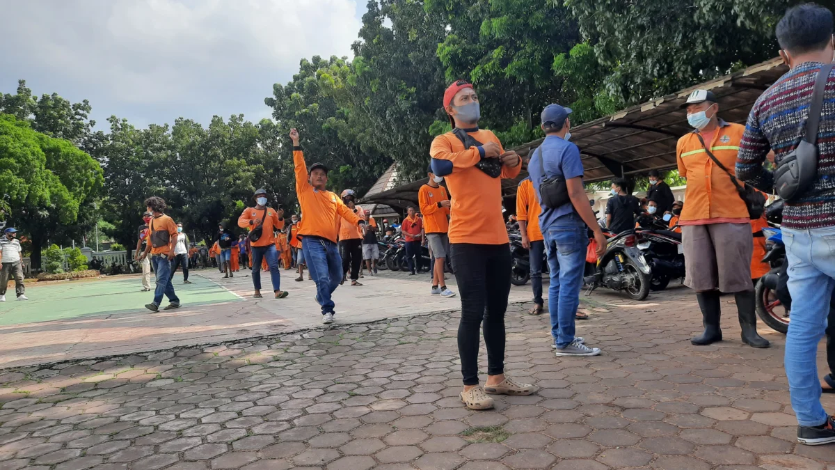 Tuntut Tentukan Upah Layak THL, Pasukan Orange Gruduk DPRD