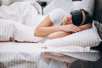 Bahaya Tidur Lampu Menyala yang Jarang Disadari