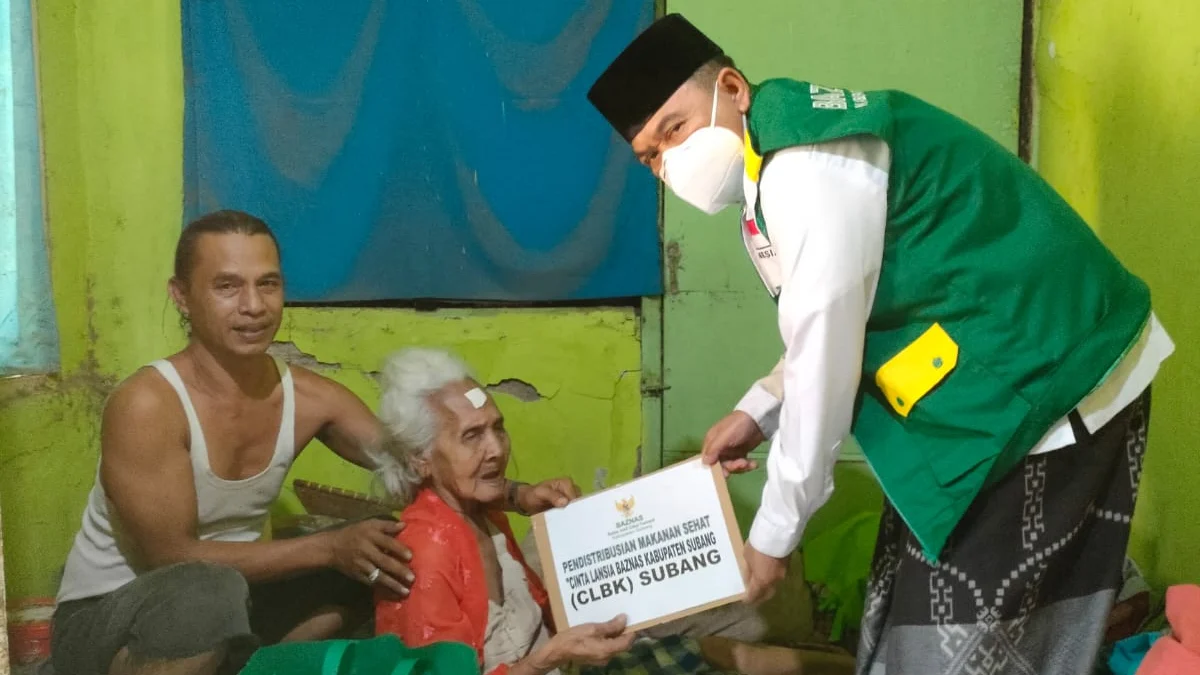 Baznas Subang Bagikan Paket Nutrisi untuk Lansia