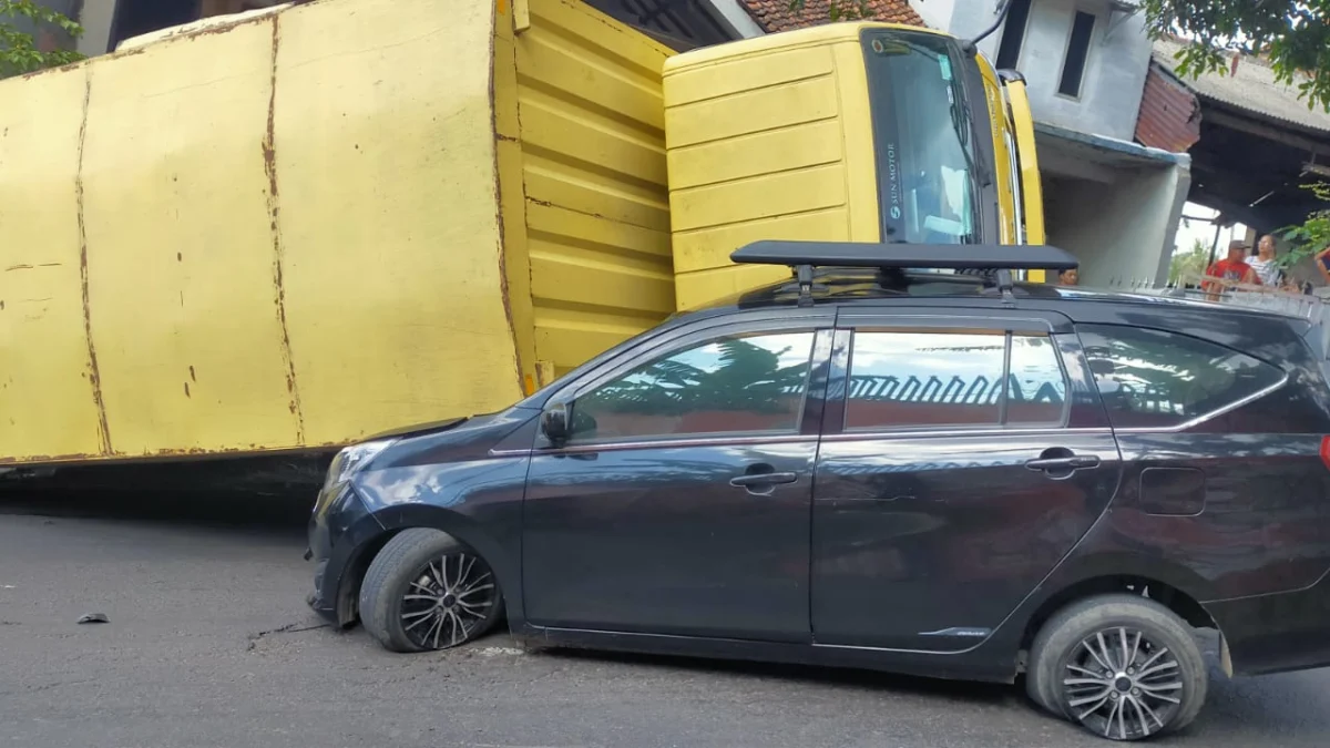 Inalilahi! Minibus Ringsek Dihantam Mobil Box di Cijambe, Arus Lalu Lintas Tersendat