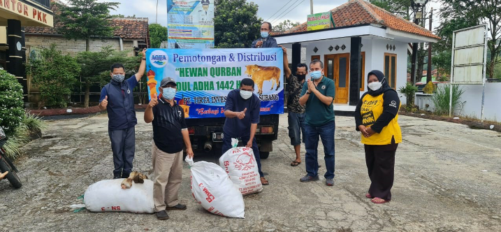 Aqua Subang Berbagi Paket Daging Kurban