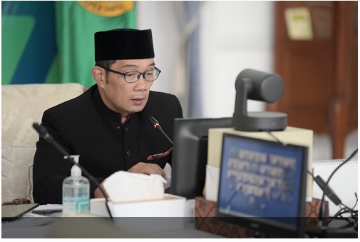 Gubernur Jawa Barat Ridwan Kamil saat memimpin Rapat Komite Penanggulangan COVID-19 dan Pemulihan Ekonomi Daerah di Jawa Barat secara virtual, dari Gedung Pakuan, Kota Bandung, Jumat (27/8/2021). (Foto: Rizal FS/Biro Adpim Jabar)