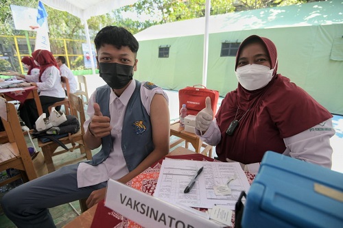 Gebyar Vaksinasi COVID-19 bagi pelajar di SMKN 1 dan SMAN 2 Indramayu, Rabu (1/9/2021). (Foto: Pipin Sofian Sauri/Biro Adpim Jabar)