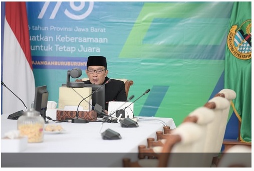 Gubernur Jawa Barat Ridwan Kamil saat memimpin Rapat Komite Penanggulangan COVID-19 dan Pemulihan Ekonomi Daerah di Jawa Barat secara virtual, dari Gedung Pakuan, Kota Bandung, Jumat (27/8/2021). (Foto: Rizal FS/Biro Adpim Jabar)