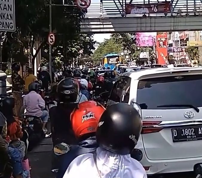 Warga yang Melintas di Perempatan Jalan Merdeka Bandung Hentikan Aktivitas saat Lagu Indonesia Raya Berkumandang