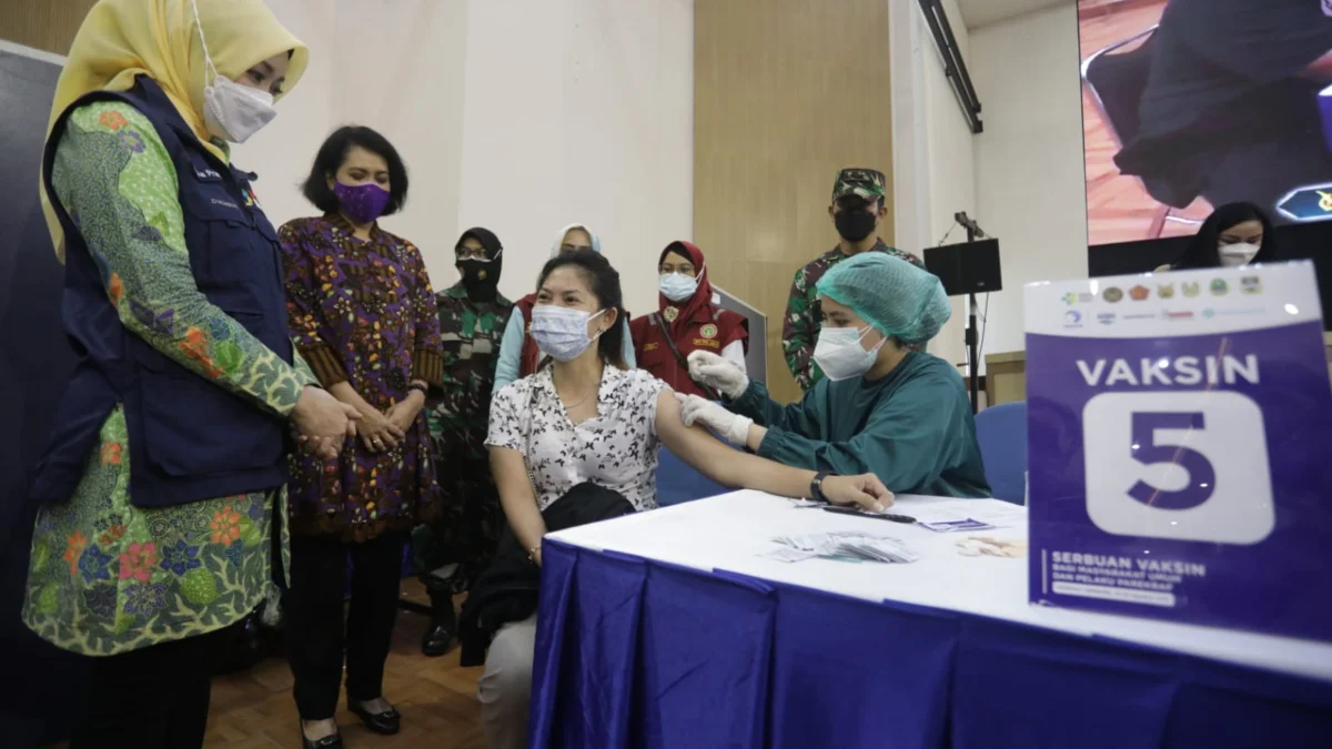 Wakil Ketua Divisi Percepatan Vaksinasi Jawa Barat Atalia Praratya Ridwan Kamil meninjau vaksinasi massal Sesko AU di Kecamatan Lembang, Kabupaten Bandung Barat, Rabu (25/8/2021). (Foto: Rizal FS/Biro Adpim Jabar)