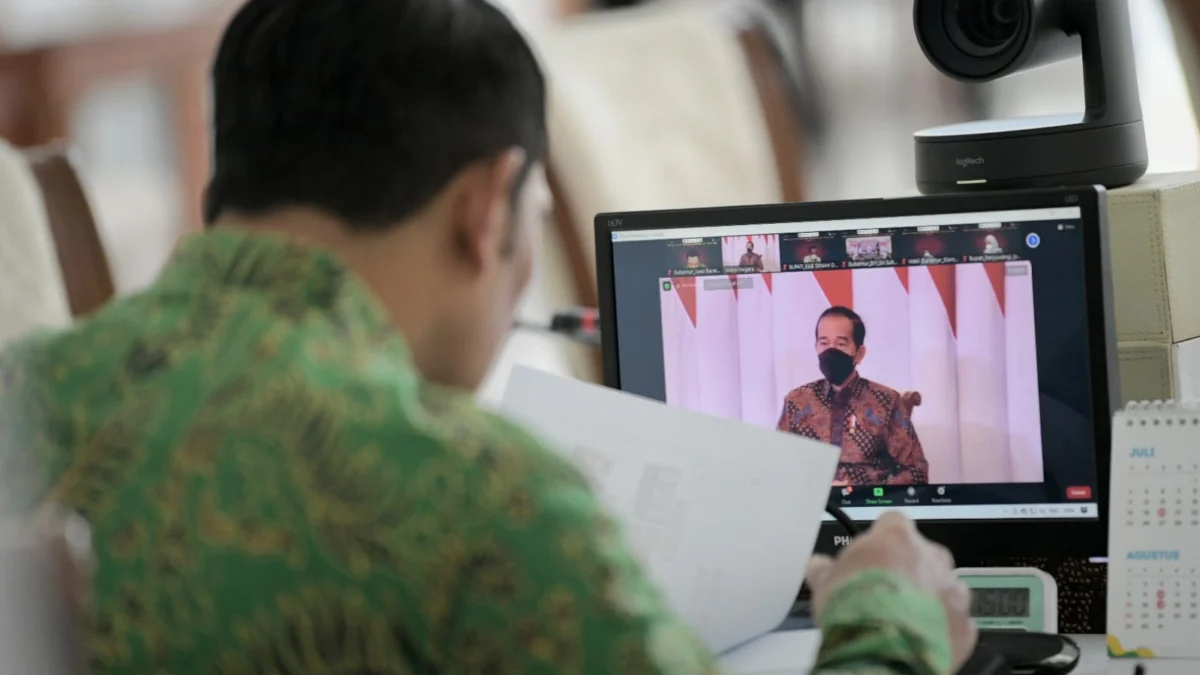 Gubernur Jawa Barat Ridwan Kamil saat mengikuti Rakornas Pengendalian Inflasi tahun 2021 secara virtual dari Gedung Pakuan, Rabu (25/8/2021). (Foto: Pipin/Biro Adpim Jabar)