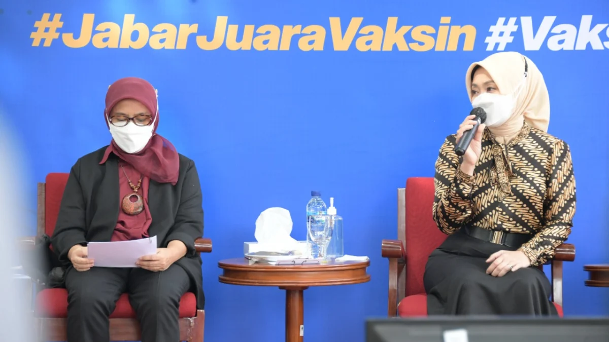 Para narasumber memberikan penjelasan seputar Gebyar Vaksinasi Jabar dalam acara Jabar Punya Informasi di Gedung Sate, Kota Bandung, Selasa (24/8/2021). (Foto: Rizal FS/Biro Adpim Jabar)