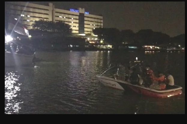 Proses pencarian warga yang hilang tenggelam di Danau Sunter, Jakarta Utara, Minggu (8/8) malam. Foto: dokumentasi Kantor Pencarian dan Pertolongan Jakarta 