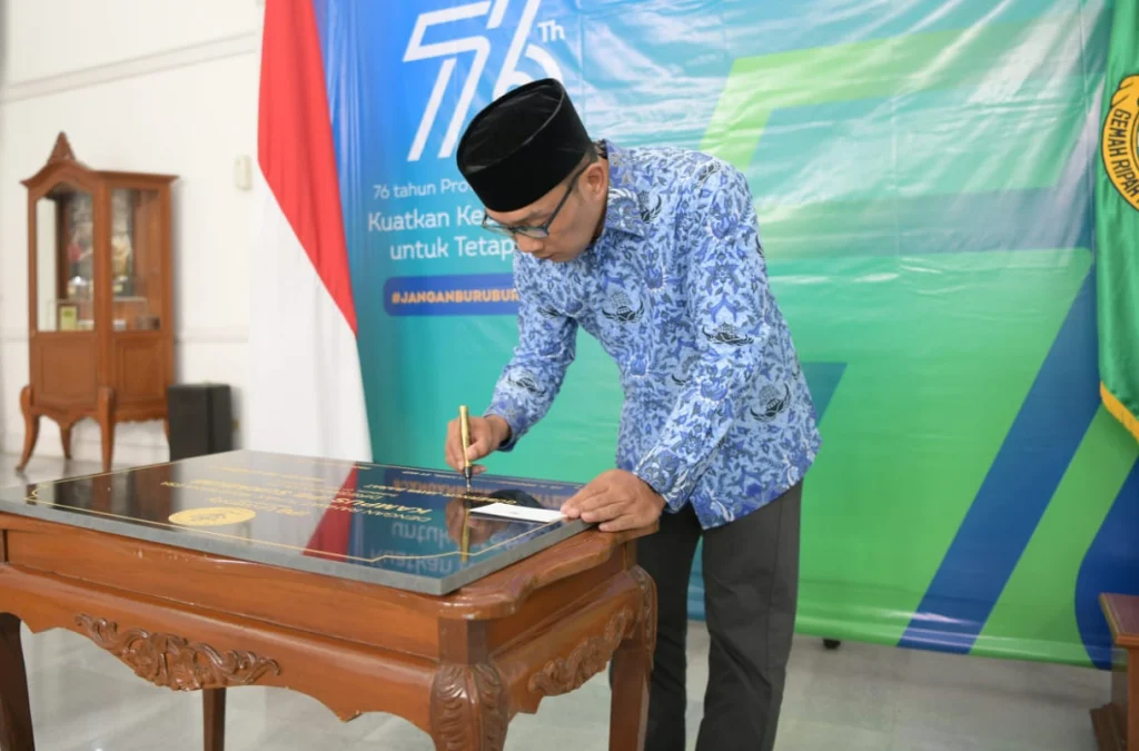 Gubernur Jawa Barat (Jabar) Ridwan Kamil saat meresmikan Kampus IPB University Kota Sukabumi secara virtual dari Gedung Pakuan, Kota Bandung, Rabu (1/9/2021). (Foto: Yogi Prayoga S/Biro Adpim Jabar)
