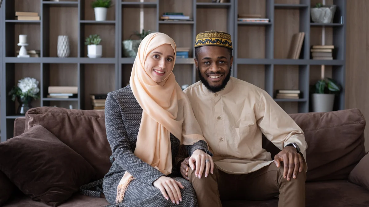 Hukum Memakai Nama Belakang Suami di Belakang Nama Istri, Menurut Islam
