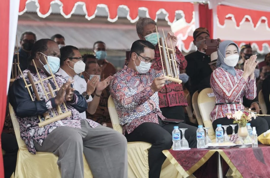 Gubernur Jawa Barat (Jabar) Ridwan Kamil saat meresmikan Alun-Alun Aimas di Kabupaten Sorong, Papua Barat, Jumat (1/10/2021). (Foto: Yogi Prayoga S./Biro Adpim Jabar)