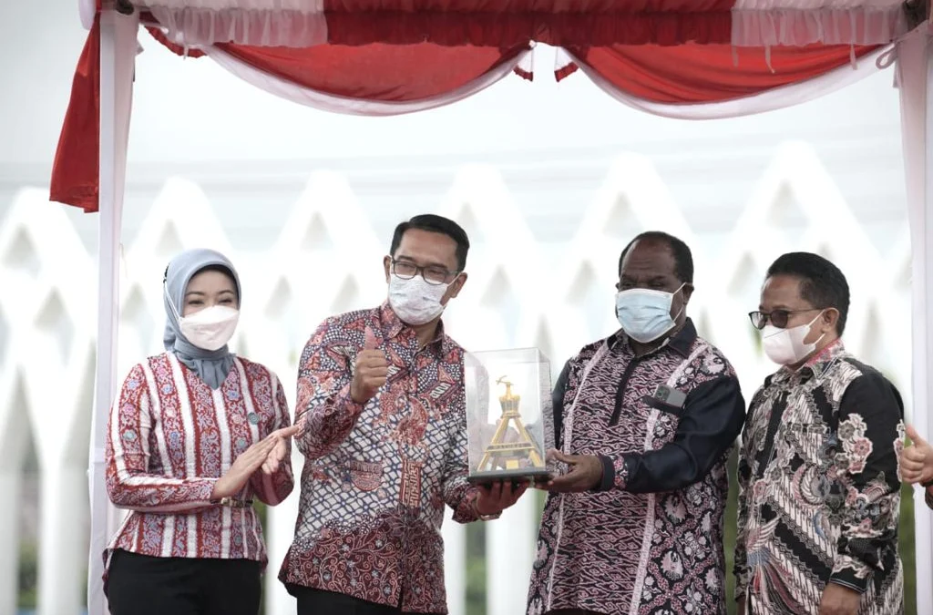 Gubernur Jawa Barat (Jabar) Ridwan Kamil saat meresmikan Alun-Alun Aimas di Kabupaten Sorong, Papua Barat, Jumat (1/10/2021).