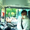 Airlangga Hartarto Hibahkan Bantuan Dua Bus Listrik dan Microbus untuk UGM