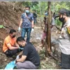 Tim Inafis Satreskrim Polres Tasikmalaya Kota memeriksa mayat bayi yang ditemukan di kebun warga dekat leter U Gentong Kabupaten Tasikmalaya, Minggu (24/10/2021) siang. Foto: Istimewa (Foto: Fin.co.id)