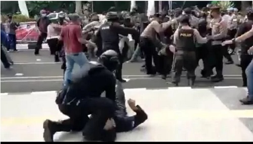 Seorang Polisi Banting Mahasiswa di Tangerang, Aktivis: Rakyat Akan Muak!