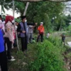Ketua Kwartir Daerah Gerakan Pramuka Jawa Barat Atalia Praratya Ridwan Kamil meninjau langsung lokasi tewasnya 11 santri yang sedang melakukan kegiatan susur sungai di Sungai Cileueur Dusun Wetan Desa Utama, Kecamatan Cijeungjing, Kabupaten Ciamis, Sabtu (16/10/2021).
