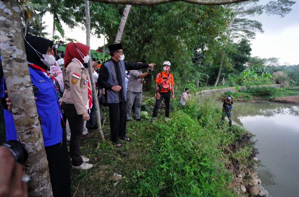 Ketua Kwartir Daerah Gerakan Pramuka Jawa Barat Atalia Praratya Ridwan Kamil meninjau langsung lokasi tewasnya 11 santri yang sedang melakukan kegiatan susur sungai di Sungai Cileueur Dusun Wetan Desa Utama, Kecamatan Cijeungjing, Kabupaten Ciamis, Sabtu (16/10/2021).