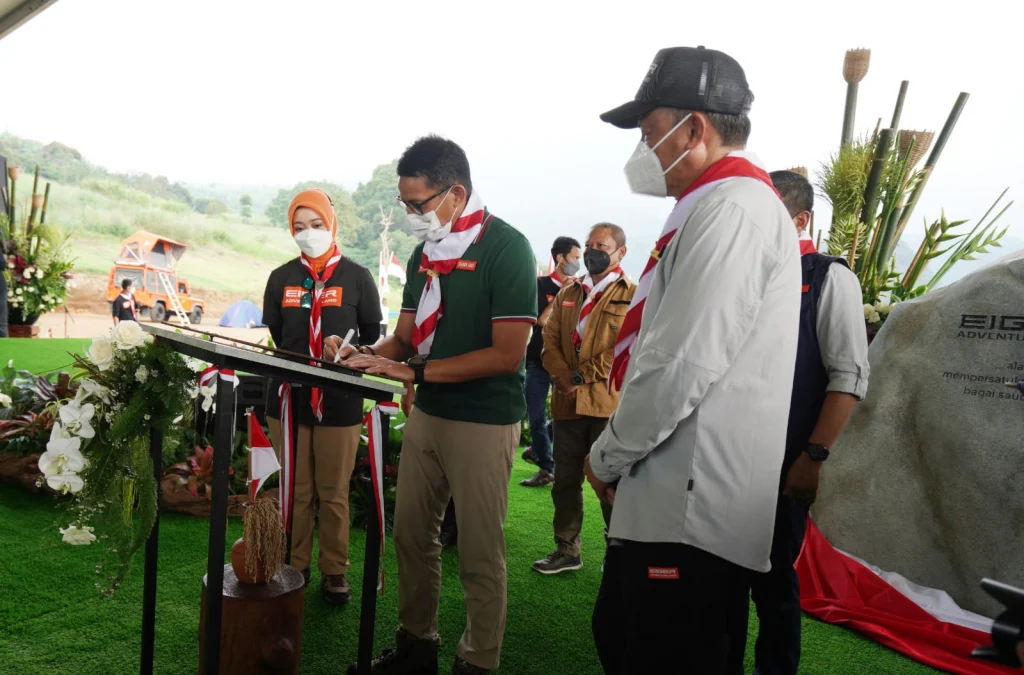 Menteri Pariwisata dan Ekonomi Kreatif Sandiaga Uno melakukan peletakan batu pertama pembangunan kawasan ekowisata Eiger Adventure Land (EAL) di Kecamatan Megamendung, Kabupaten Bogor, Minggu (17/10/2021).