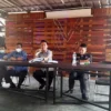 RAPATKAN BARISAN: Ketua Umum KONI Subang saat memimpin pertemuan dengan para pengurus Cabor di Valet Café, Senin (29/11) INDRAWAN SETIADI/PASUNDAN EKSPRES