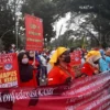 Ratusan massa Aliansi Buruh Subang (ABS) memadati lingkungan kantor Bupati Subang pada Kamis (24/11).(INDRAWAN SETIADI/PASUNDAN EKSPRES)